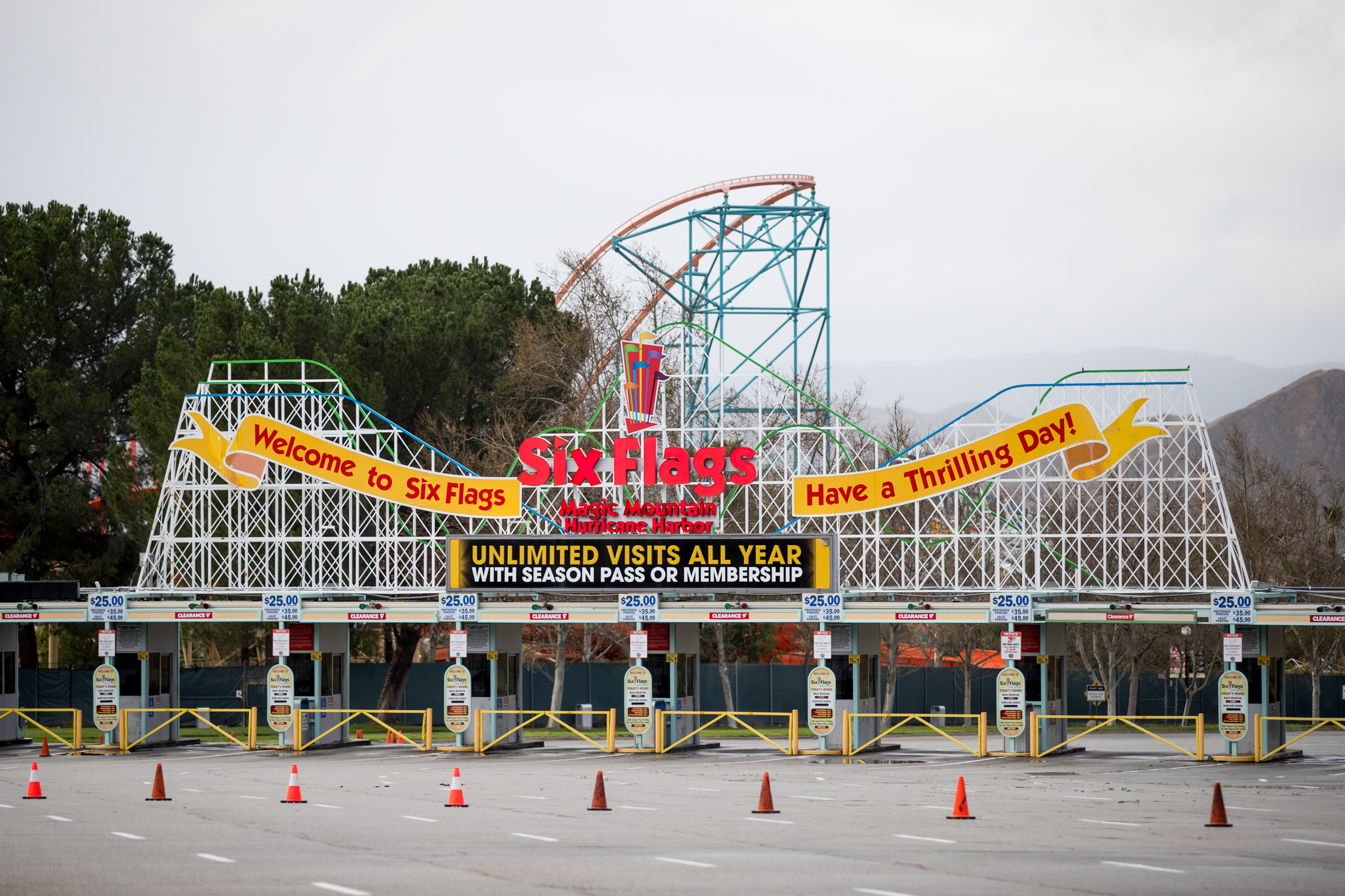 Six Flags Magic Mountain está cerrado a medida que el coronavirus continúa propagándose por los Estados Unidos, el 14 de marzo de 2020 en Valencia, California.