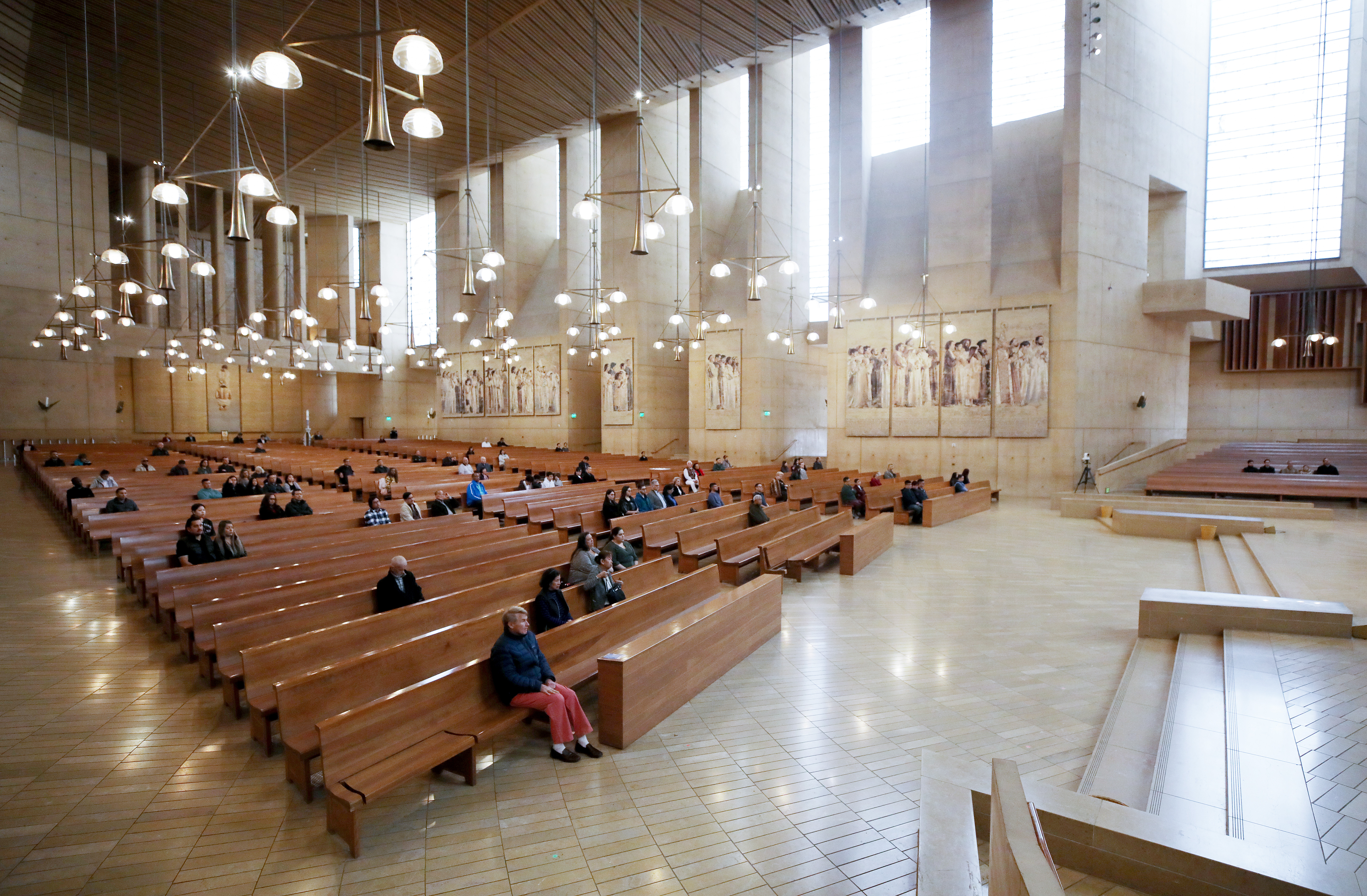 Fieles asisten a la misa dominical en la Catedral de Nuestra Señora de los Ángeles el 15 de marzo de 2020 en Los Ángeles, California. Las recomendaciones del arzobispo José H. Gómez para limitar la propagación del coronavirus (COVID-19) entre los fieles incluyen limitar la asistencia a la misa a 250 personas, que sigue las pautas de salud pública de California y mantener el 'distanciamiento social' durante la misa. (Foto de Mario Tama / Imágenes falsas)