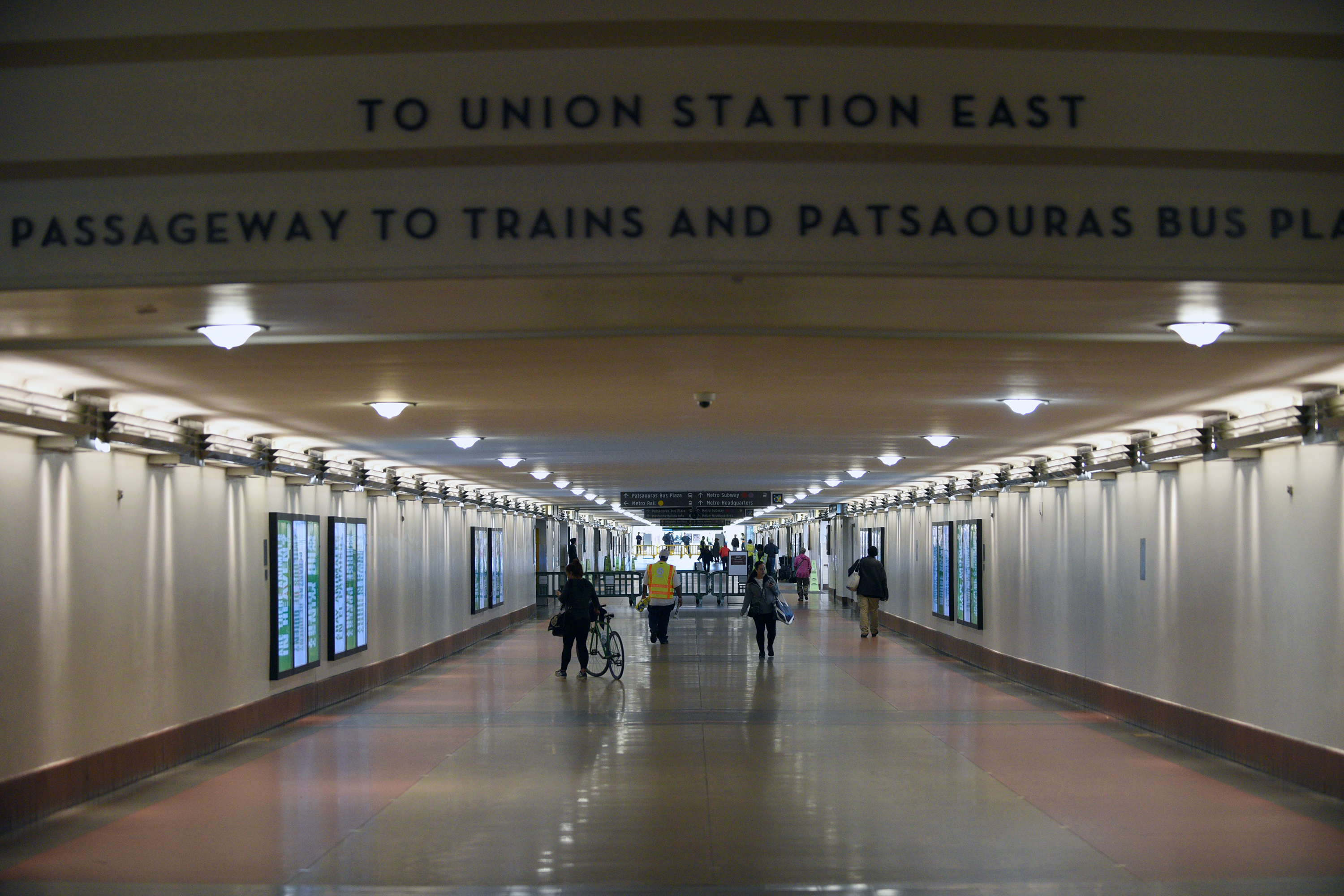 Una vista de Union Station en el centro de Los Ángeles, el día después de que el gobernador de California, Gavin Newsom, ordenó a todos los californianos que se quedaran en casa y se mantuvieran a una distancia segura entre sí en medio del brote mundial de Coronavirus, el 20 de marzo de 2020 en Los Ángeles, California. (Foto por Bob Riha, Jr./Getty Images)
