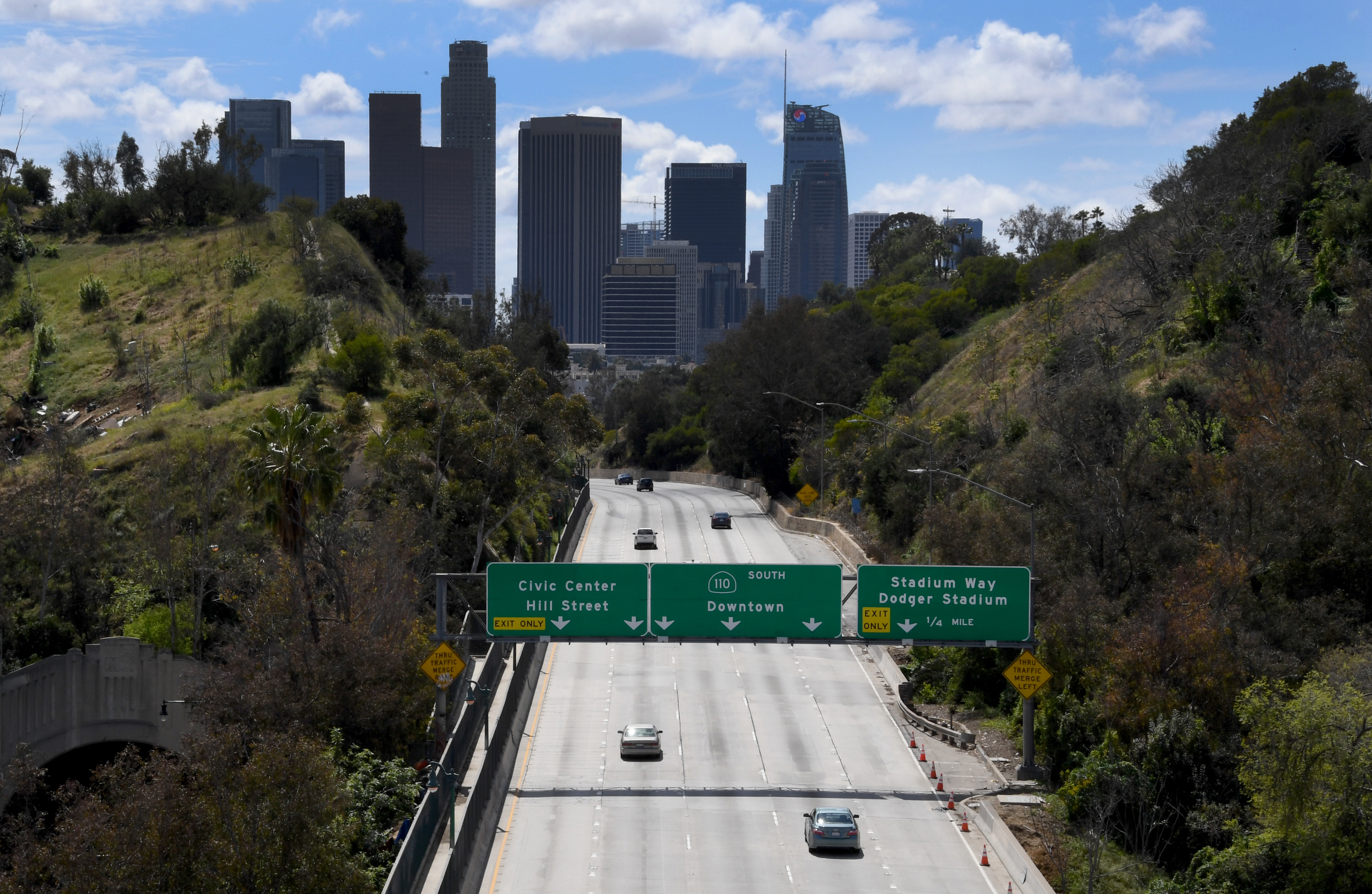 Tráfico ligero que se dirige hacia el centro de la ciudad en la Autopista 110, en Los Ángeles, el miércoles 25 de marzo de 2020. (Foto de Keith Birmingham / MediaNews Group / Pasadena Star-News a través de Getty Images)