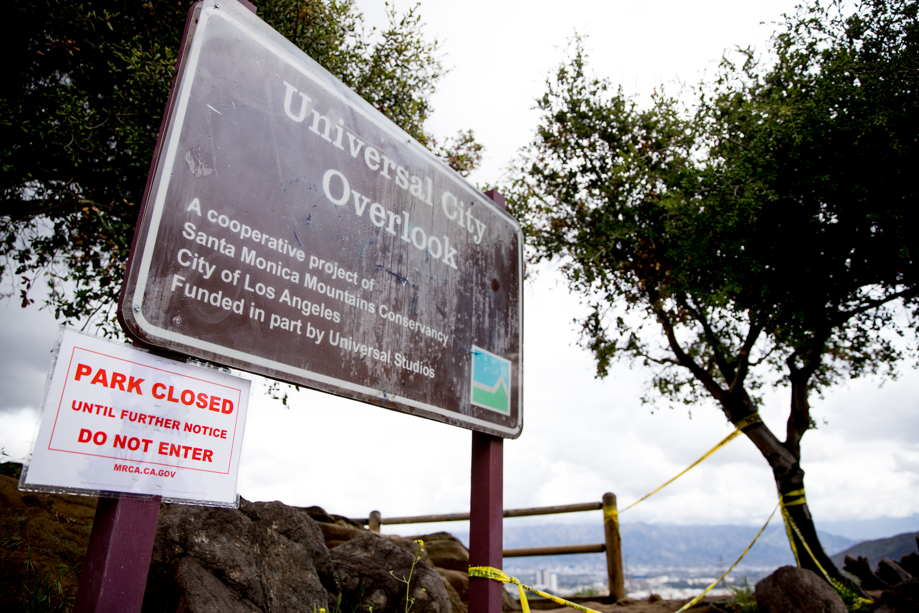 El Mirador de Universal City en Mulholland Drive está cerrado durante la pandemia de coronavirus el 8 de abril de 2020 en Los Ángeles, California. (Foto de Rich Fury / Getty Images)