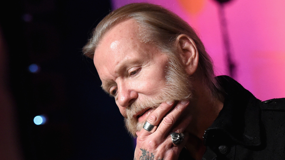 27 DE MAYO DE 2017: La leyenda musical Gregg Allman, de la banda The Allman Brothers Band, falleció en su casa en Savannah, Georgia. Tenía 69 años. El artista fue unos de los principales fundadores del estilo sureño del rock en Estados Unidos. Se desconocen las causas de su muerte.