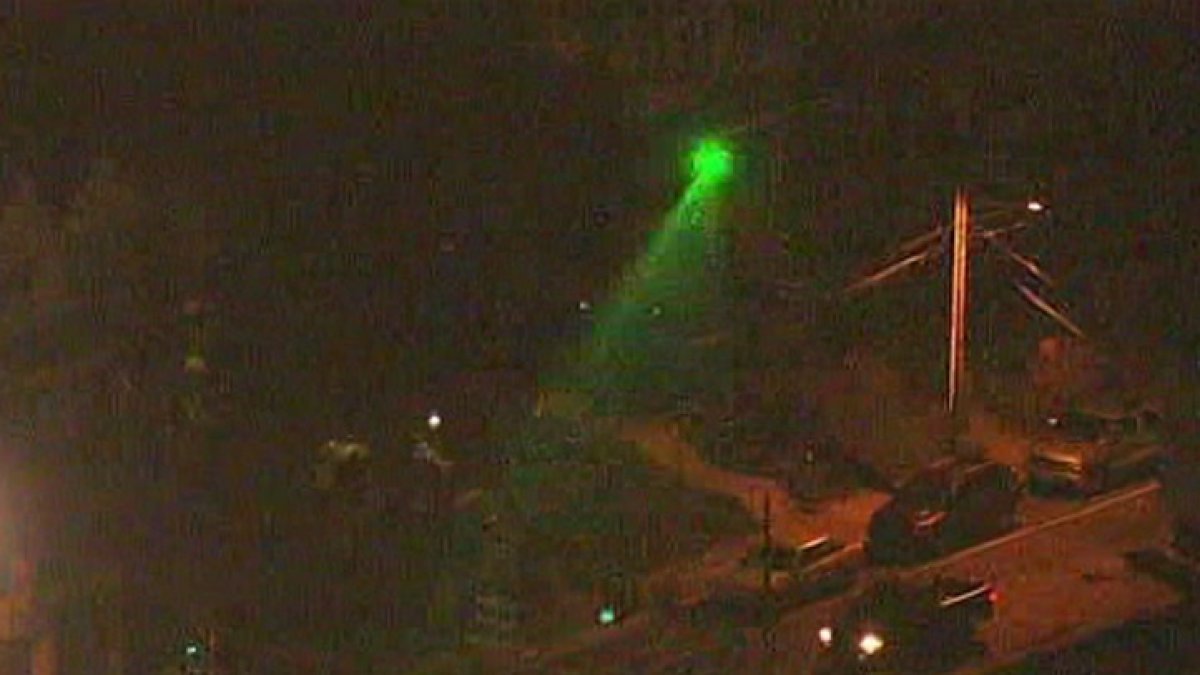 En Arlington Arrestan a un hombre que usó un rayo láser contra un