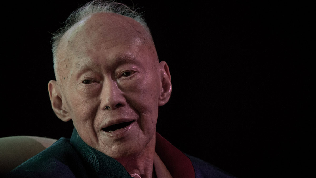 22 DE MARZO, 2015: Fallece de una neumonía el creador del Singapur moderno, Lee Kuan Yew, a la edad de 91 años.