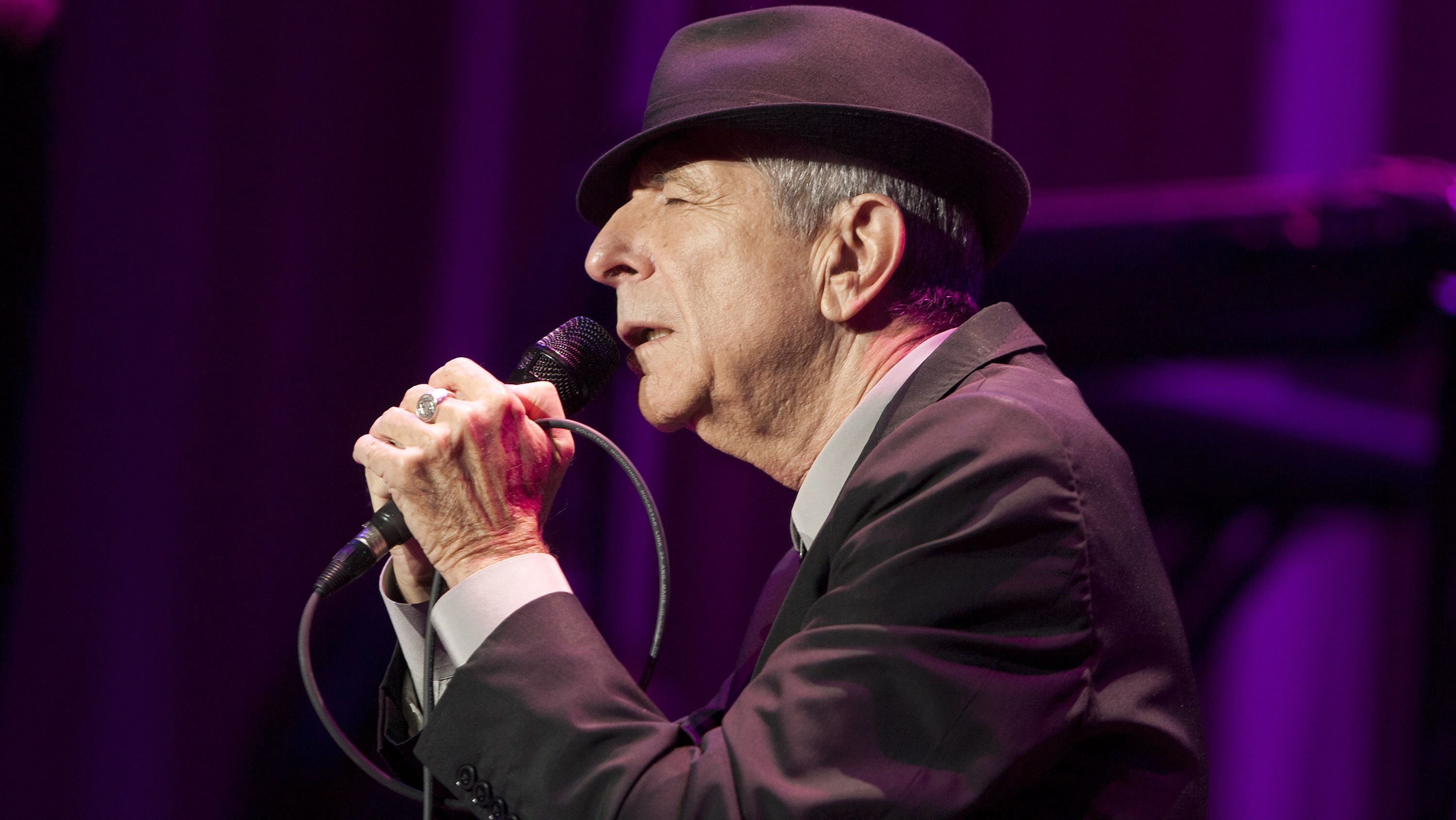 El cantautor canadiense Leonard Cohen falleció el jueves, 11 de noviembre de 2016, a los 82 años. <a href="/entretenimiento/destacados/Fallece-el-cantautor-Leonard-Cohen-a-los-82-anos-400785761.html"> Más información aquí.</a>