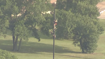 Rescatan a persona atrapada en asta de bandera en Farmers Branch