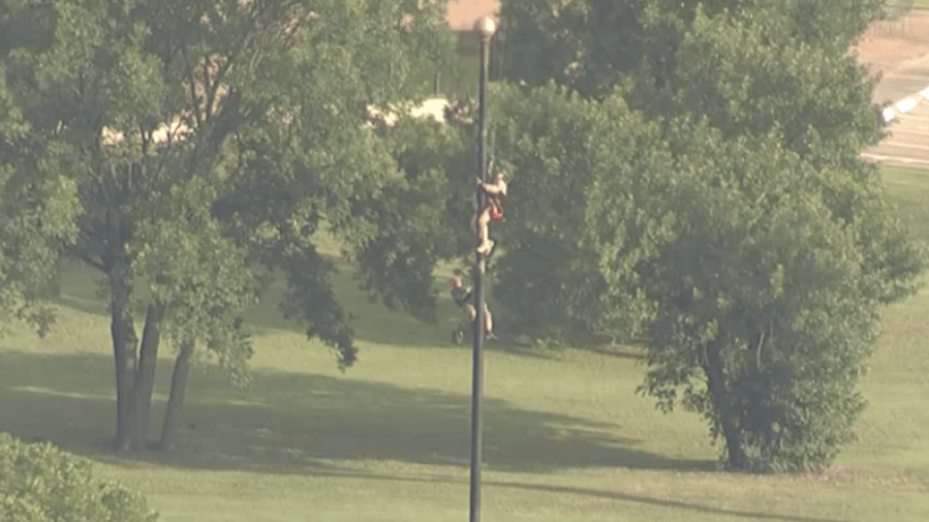 Rescatan a persona atrapada en asta de bandera en Farmers Branch