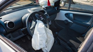 Interior de un auto estrellado después del accidente con bolsas de aire desinfladas.