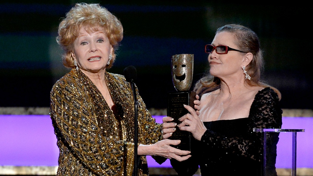 28 DE DICIEMBRE DE 2016: La actriz Debbie Reynolds (izquierda), falleció en Los Ángeles a los 84 años, justo un día después de la muerte de su hija Carrie Fisher (derecha), la princesa Leia de "Star Wars". "Quería estar con Carrie", señaló su hijo Todd Fisher.