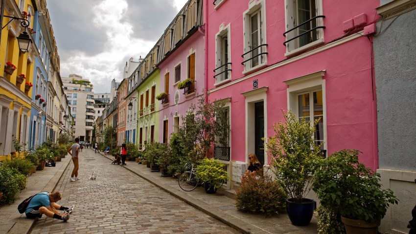 TLMD-francia-paris-calle-rue-cremieux-shutterstock_1127849675