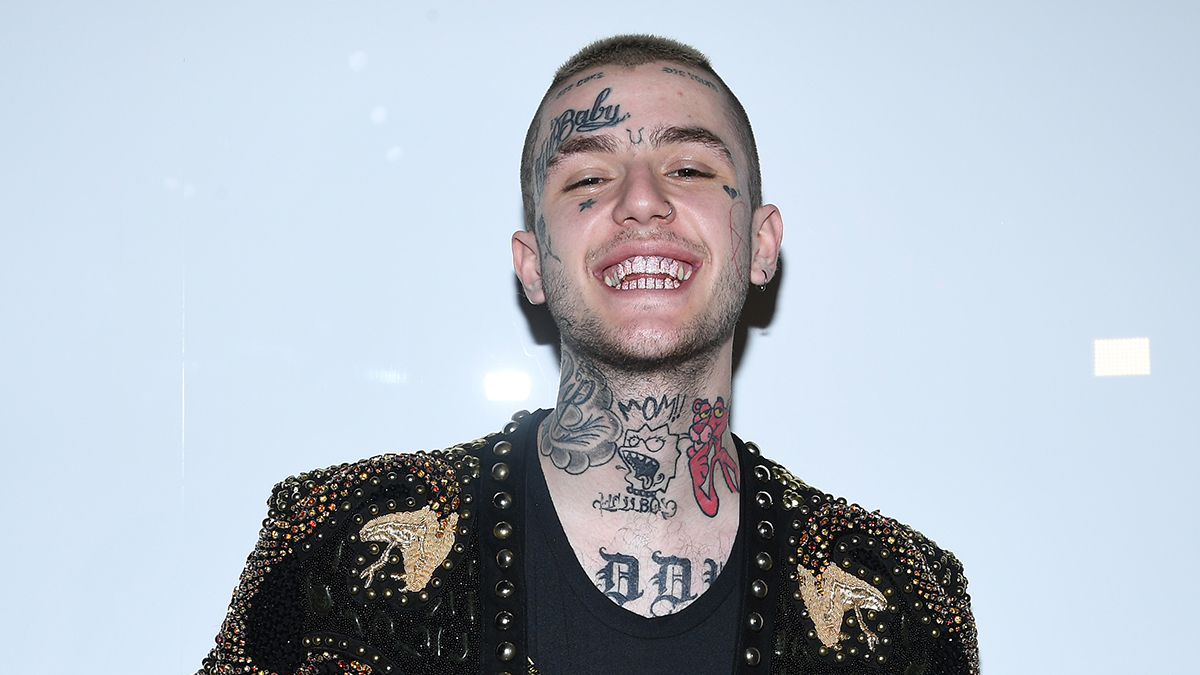 La estrella de YouTube Lil Peep murió de una presunta sobredosis de drogas el miércoles, 15 de noviembre. Tenía 21 años. <br> <br> Lil peep, cuyo nombre verdadero era Gustav Ahr, fue encontrado muerto en su autobús de gira antes de un concierto programado para la noche del miércoles, según la policía de Tucson, Arizona.