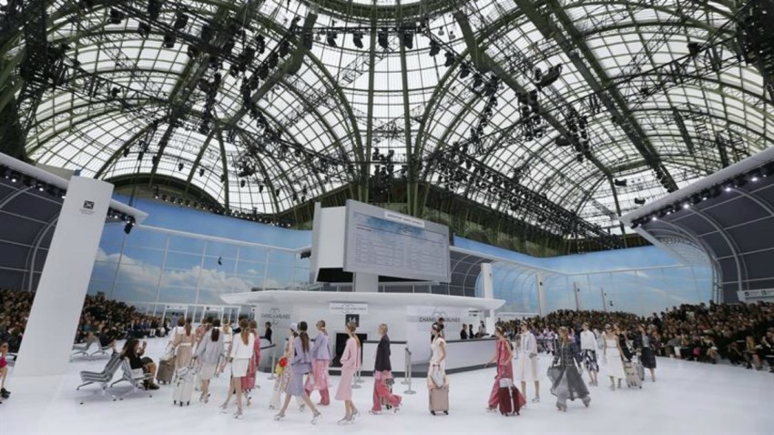 TLMD-paris-desfile-chanel-semana-de-la-moda-grand-palais-Karl-Lagerfeld-6-octubre-2015-EFE-124981_8_635797318527254930w-portada