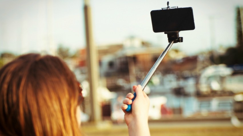 TLMD-selfie-stick-palo-extensor-para-fotos-con-celular-shutterstock_252349258