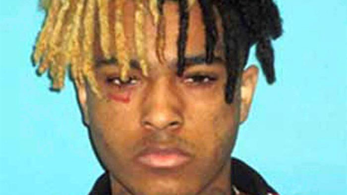18 DE JUNIO DE 2018: El rapero estadounidense XXXTentacion murió a los 20 años tras ser baleado cuando se dirigía hacia su carro en una tienda de motocicletas, en Deerfield Beach, al norte de Miami, informó la oficina del alguacil del condado de Broward. El músico, que respondía originalmente al nombre de Jahseh Dwayne Onfroy, fue trasladado tras el tiroteo a un centro médico, donde murió poco después, según confirmaron las autoridades.