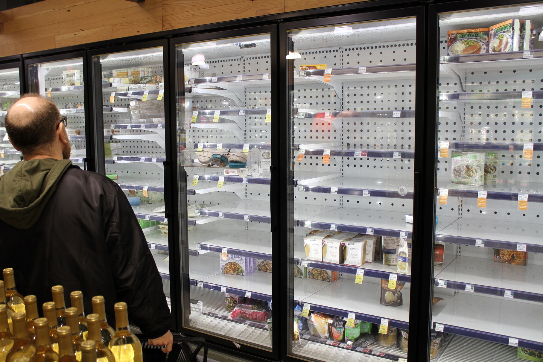 Estantes vacíos en el supermercado Whole Foods del centro de Los Ángeles.