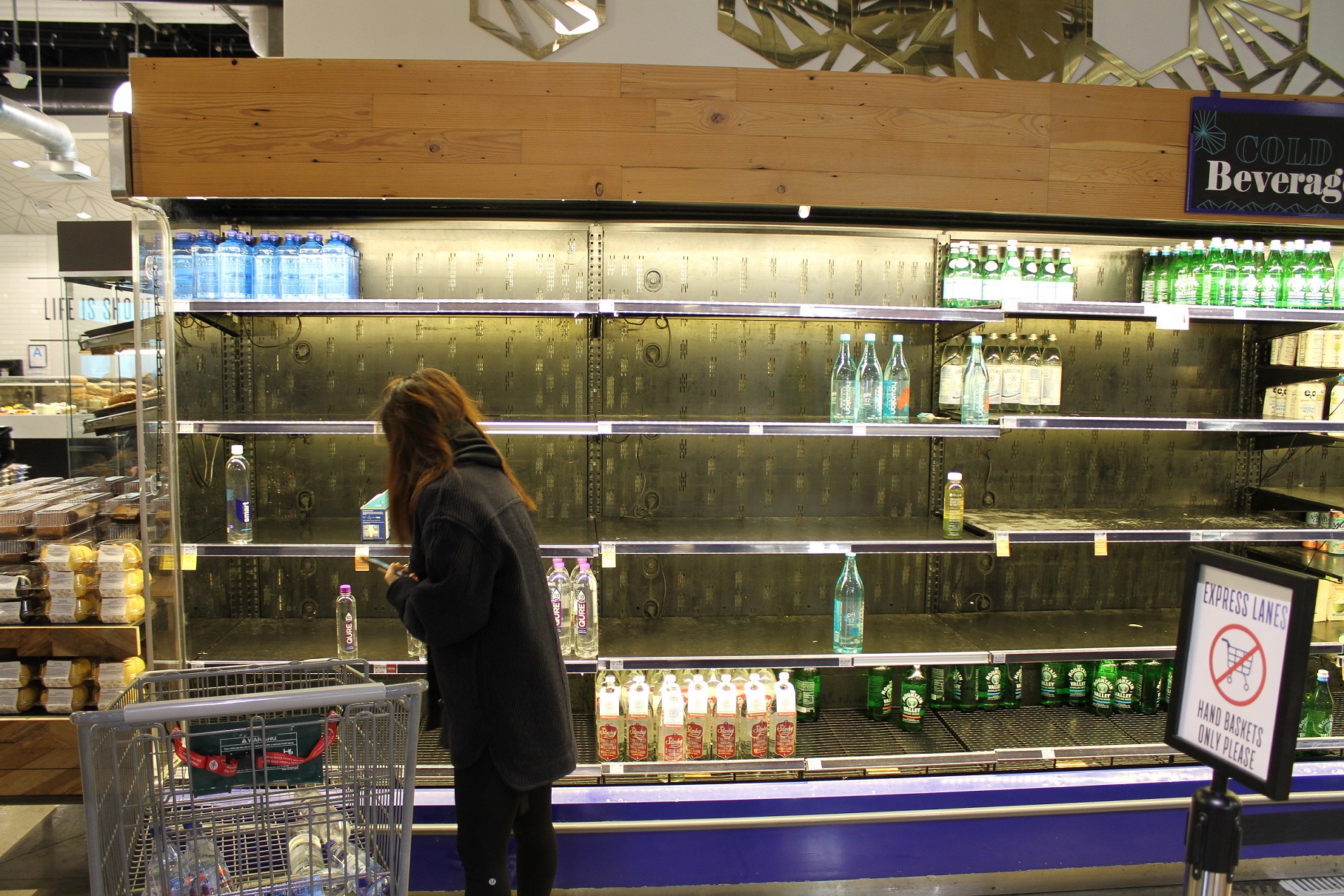 Estantes vacíos en el supermercado Whole Foods del centro de Los Ángeles.