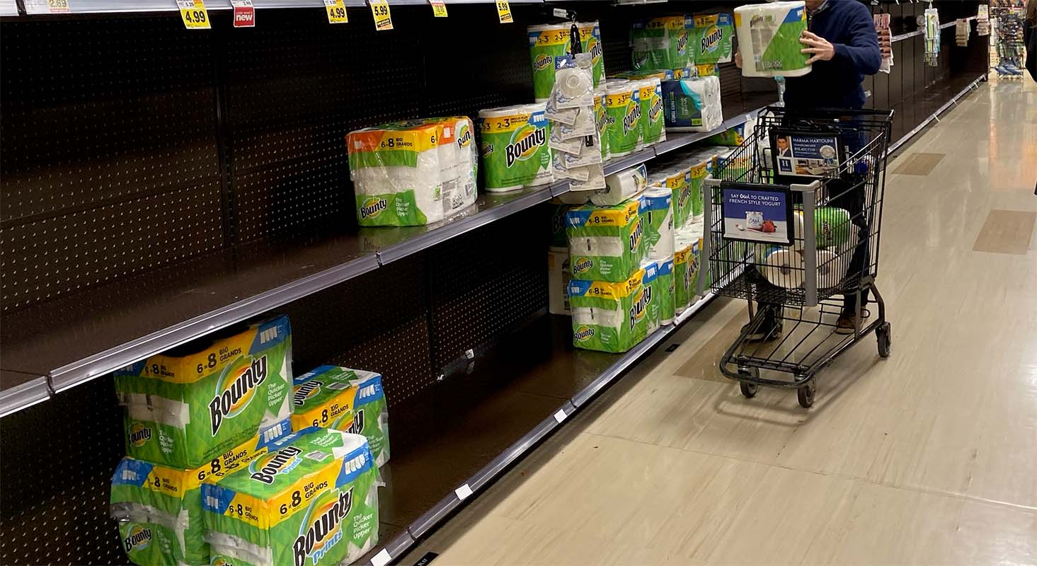 Estantes de las tiendas vacías en un Ralphs en Studio City, el 11 de marzo de 2020.