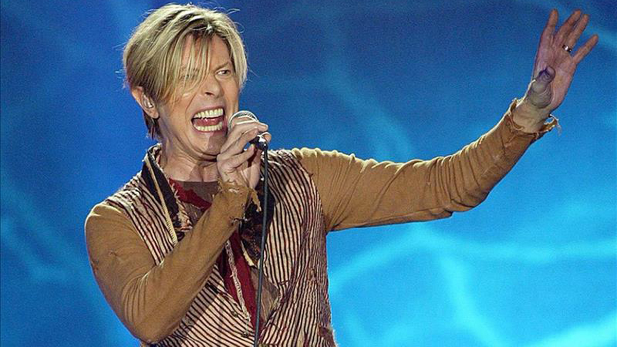 El cantante y compositor británico David Bowie falleció el 10 de enero de 2016 tras una larga batalla con el cáncer, a los 69 años de edad. <a href=" /entretenimiento/Fallece-el-celebre-cantante-britanico-David-Bowie-cancer-69-anos-364822561.html" target='_blank'><b>Haz clic para conocer más detalles de su deceso</b></a>