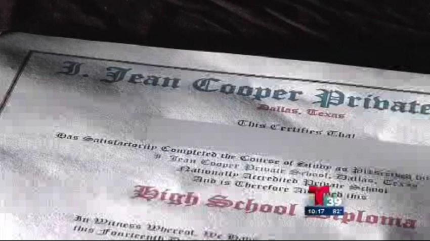Texas demanda escuelas por otorgar diplomas falsos