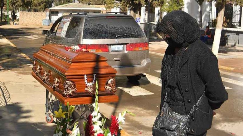 Regresan con el cadáver a casa: empleados del cementerio temen contagiarse