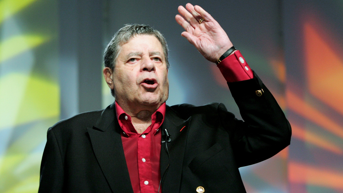 20 de agosto, 2017 - Muere el genial comediante Jerry Lewis a los 91 años. Sus comiquísimas películas hicieron reír a generaciones, con clásicos de los cincuentas y sesentas como ''El profesor chiflado' y 'El Botones'. También lideró teletones para recaudar fondos contra la distrofía muscular.