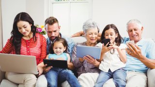 Familia usando diferente technología