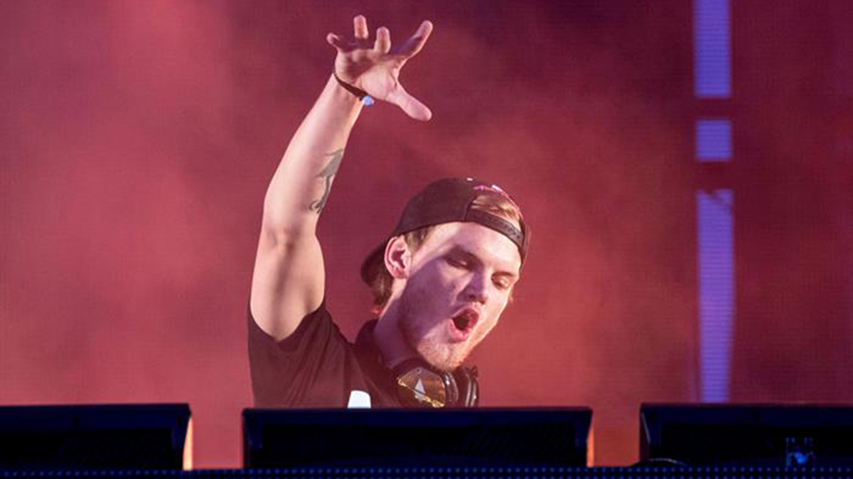 El DJ sueco Avicii, una de las grandes estrellas mundiales de la música electrónica en los últimos años, fue encontrado muerto este viernes, 20 de abril, a los 28 años en el país de Omán, según anunció su representante, Diana Baron. <a href=" /entretenimiento/destacados/Popular-DJ-Avicii-es-encontrado-muerto-a-a-los-28-anos-musica-electronica-productor-Las-Vegas-480385923.html"> <b> Conoce más de su historia aquí. </b> </a>