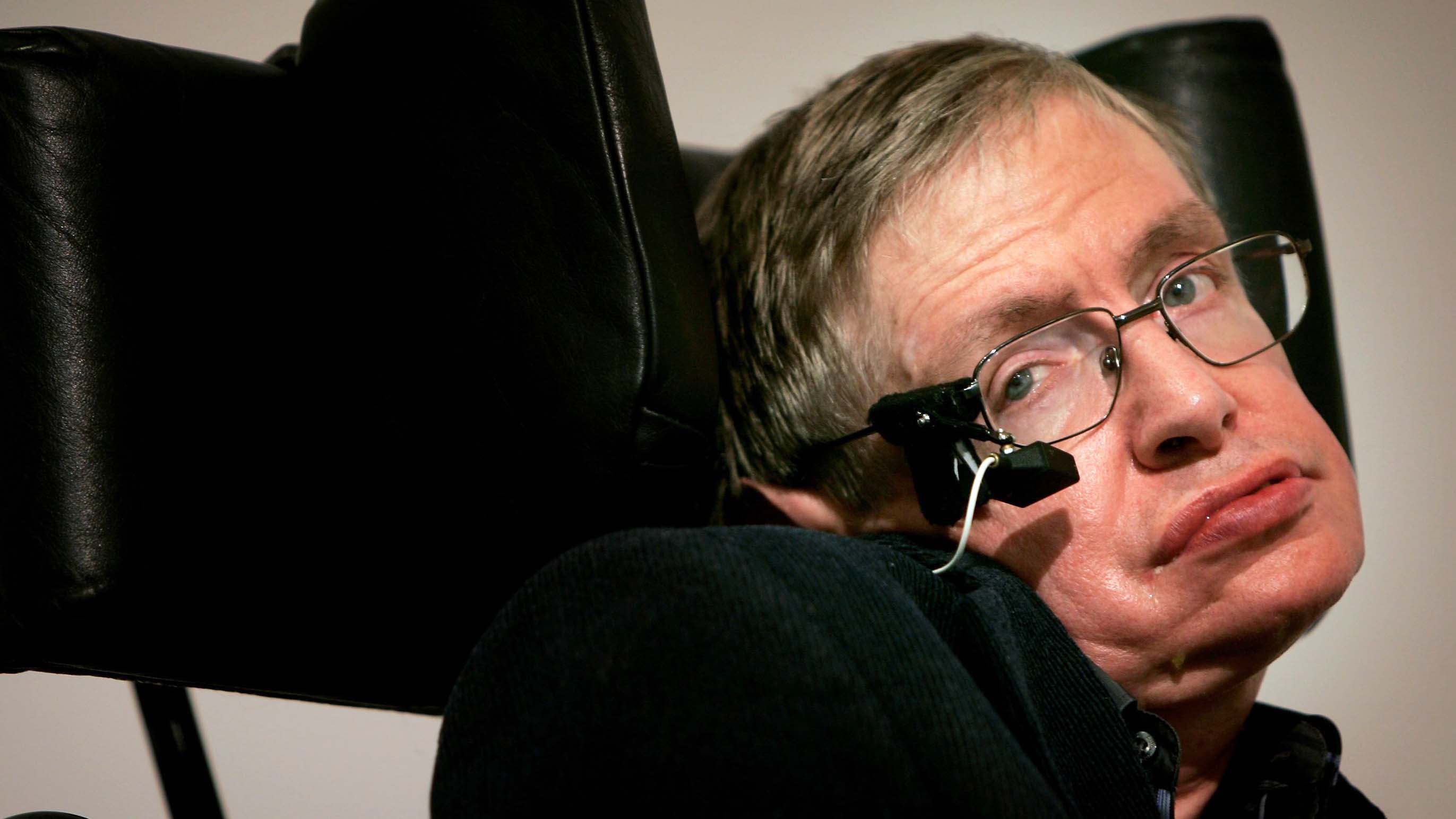 14 de marzo del 2018: Muere a los 76 años el científico británico Stephen Hawking, el físico teórico más reconocido de su era. Hawking escribió sobre los misterios del espacio, el tiempo y los agujeros negros, convirtiéndose en una de las mayores celebridades del mundo científico desde Albert Einstein. El físico sorprendió a los médicos al vivir durante más de 50 años con una enfermedad que suele ser letal.