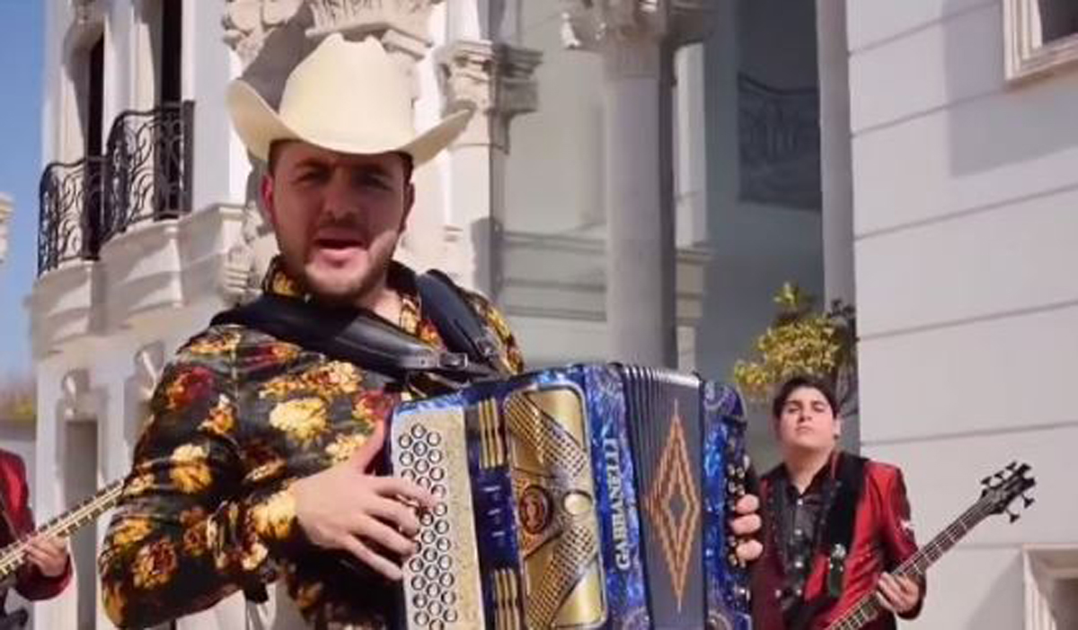 Valenzuela acababa de presentar su nuevo trabajo discográfico y era uno de los artistas con mucho futuro en el género de la música regional. Varias figuras del mundo artístico expresaron su pesar por la tragedia, como Kevin Ortíz, Horacio Palencia y el Komander.