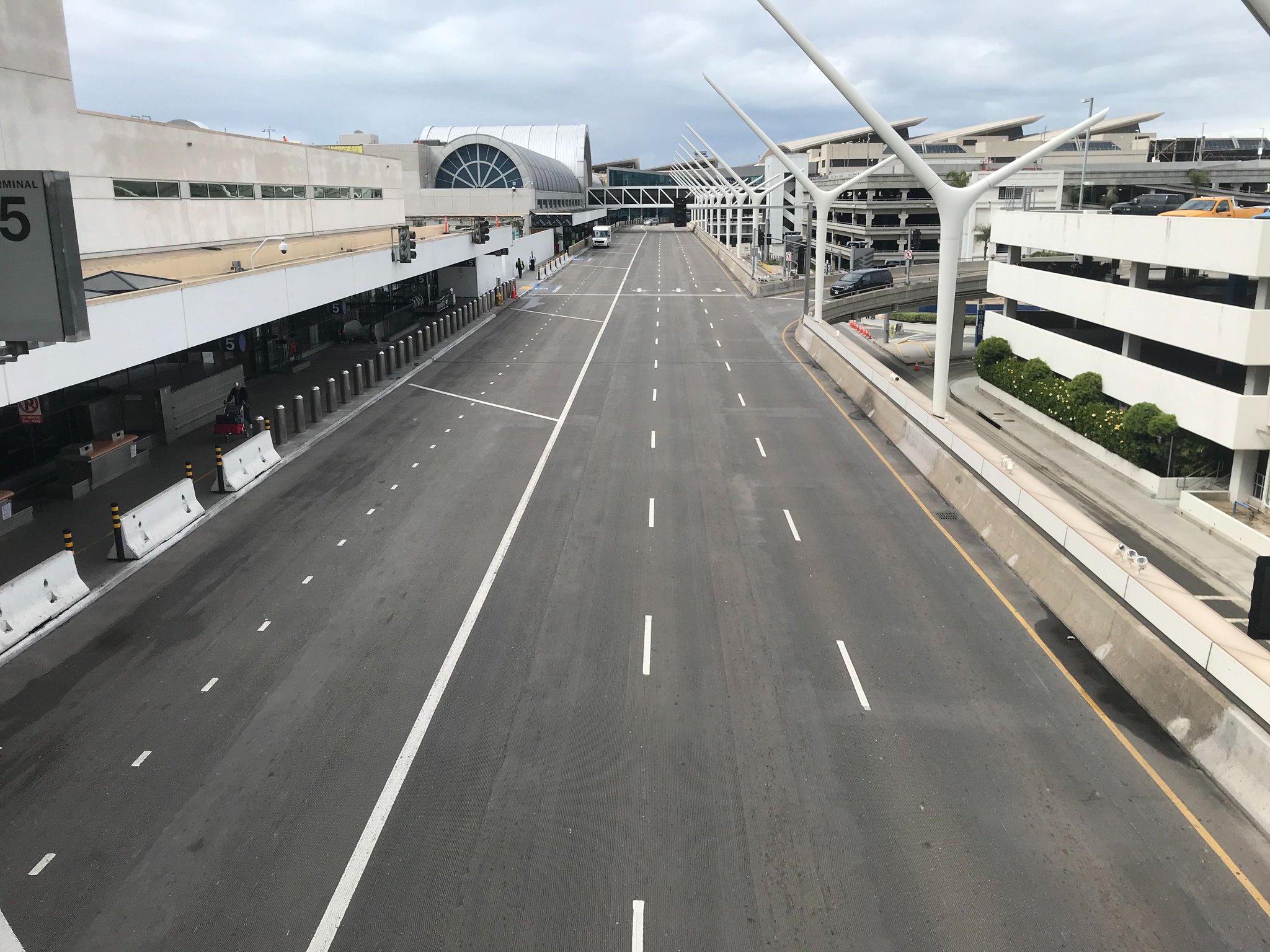 Una vista de la zona de regreso al aeropuerto, generalmente congestionado en Lel Aeropuerto Internacional de Los Ángeles (LAX) durante la pandemia de coronavirus de marzo de 2020.