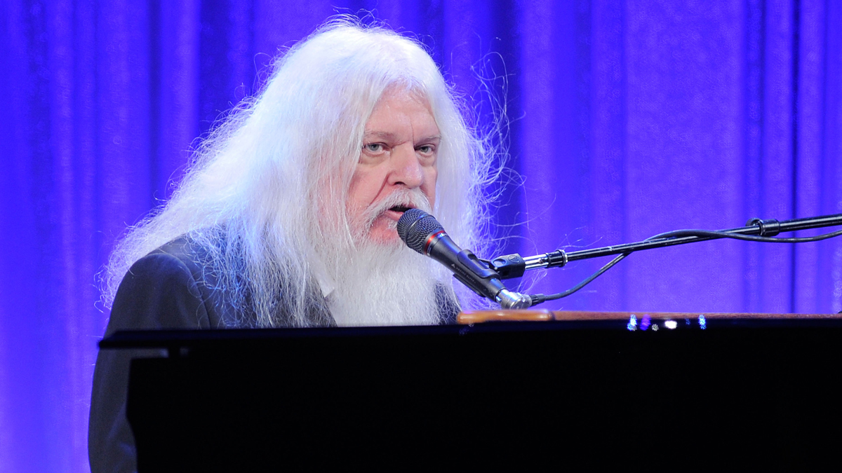 El compositor, pianista, cantante y guitarrista estadounidense Leon Russell falleció el 13 de noviembre de 2016 a los 74 años.