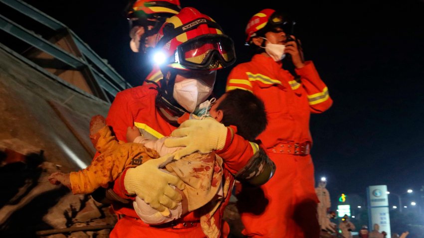 Dramáticas imágenes: rescatan a niño bajo los escombros de hotel en China