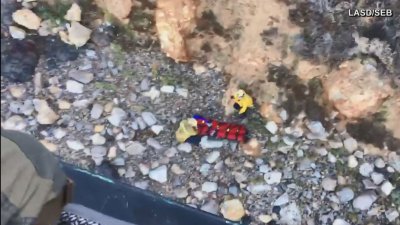 Mujer cae 100 pies de un acantilado y la encuentran por sus gritos
