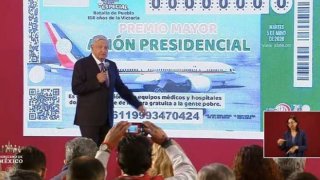 López Obrador presenta boleto de la rifa del avión