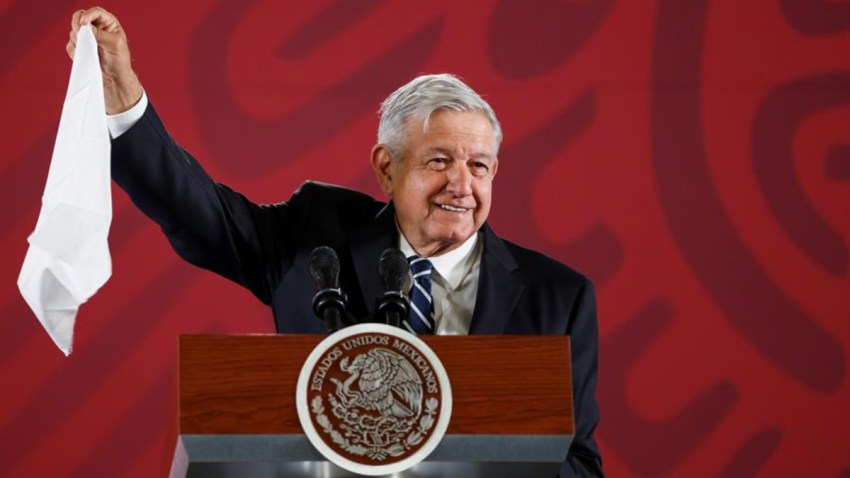 mexico-amlo-panuelo-blanco