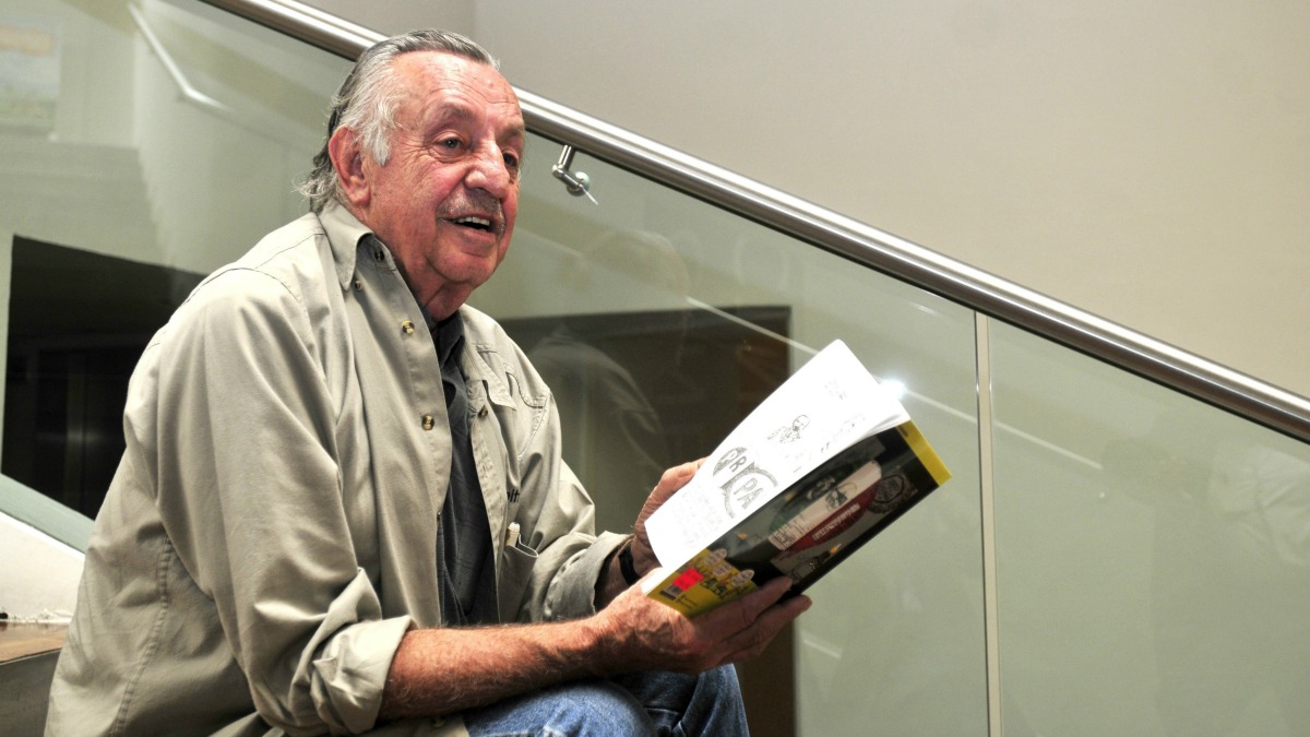 8 de agosto, 2017.- El caricaturista y escritor mexicano Eduardo del Río, conocido como Rius, falleció a los 83 años de edad en Tepoztlán, en el estado de Morelos, informó la Secretaría de Cultura. "Con el deceso de Rius, creador de un estilo renovador, termina una época de la caricatura política y de divulgación. Mi pésame a sus deudos", señaló. Del Río es considerado uno de los decanos de la caricatura política y publicó en los sesenta y setenta las historietas "Los Súpermachos" y "Los Agachados", donde criticaba en tono humorístico la situación política de México y el régimen del oficialista Partido Revolucionario Institucional (PRI)