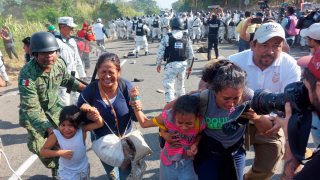 Guardia Nacional detiene a migrantes en frontera mexicana.