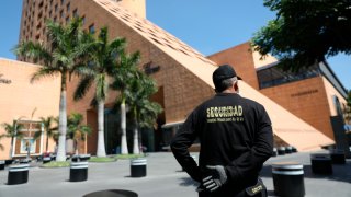 Un policía vigila una de las plazas comerciales en México