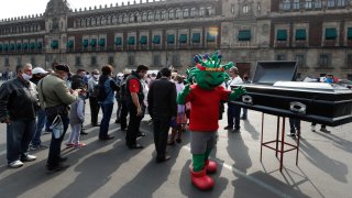 Activistas protestan frente a Palacio Nacional