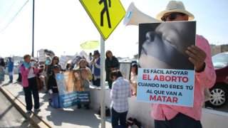 Personas oran para impedir despenalización del aborto.