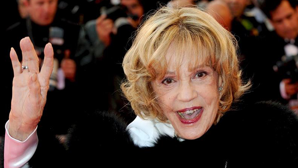 31 de julio, 2017 - La actriz y directora Jeanne Moreau, considerada la gran dama del cine francés, murió a los 89 años de edad, informaron los medios franceses. La intérprete, que se puso bajo las órdenes de los mayores directores de la cinematografía gala, como François Truffaut, Louis Malle o André Téchiné, fue hallada sin vida esta mañana en su domicilio parisino por su señora de la limpieza, indicó la revista "Closer".