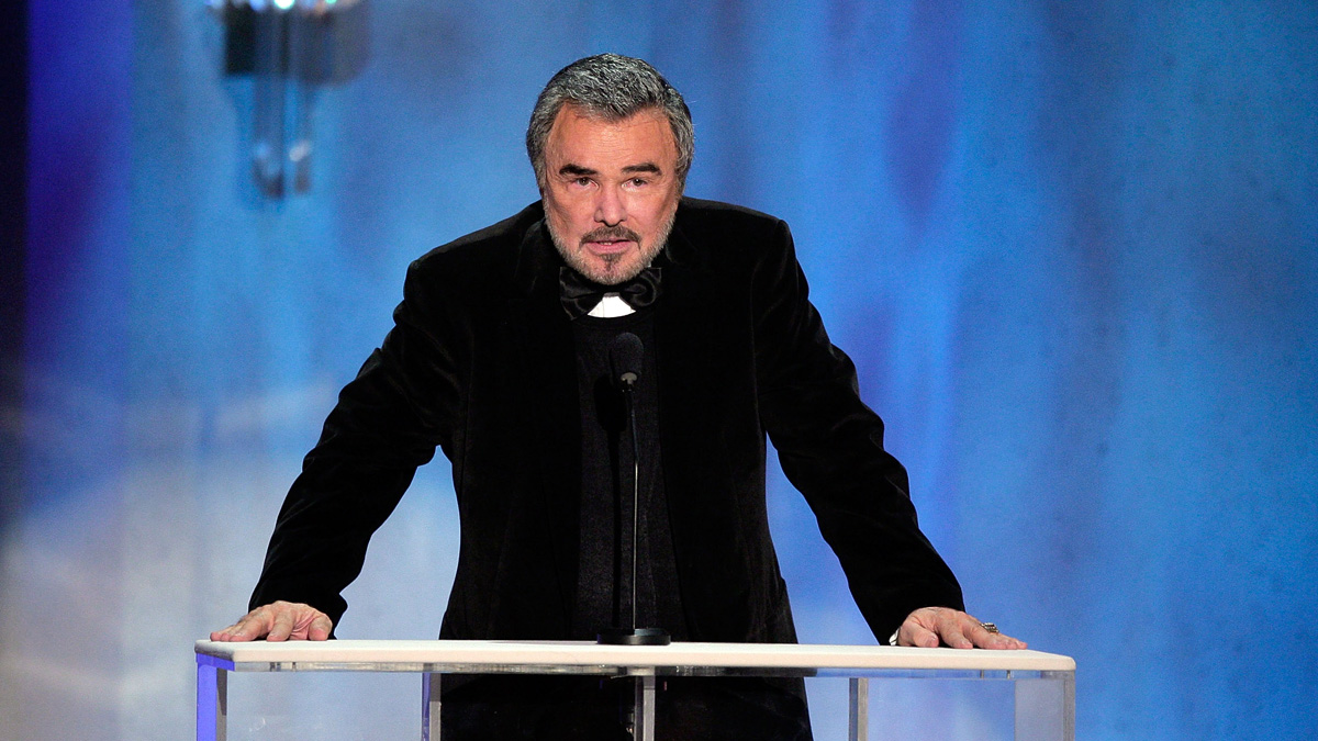 6 de septiembre, 2018 - El actor Burt Reynolds, de reconocida trayectoria en el cine, murió a los 82 años en un centro de salud en Florida, según confirmó su agente. Reynolds es recordado por sus papeles en exitazos en el cine como la saga ''Smokey and the Bandit'', ''Cannoball Run'' y ''Boggie Nights'', por la cual recibió una nominación al Oscar.