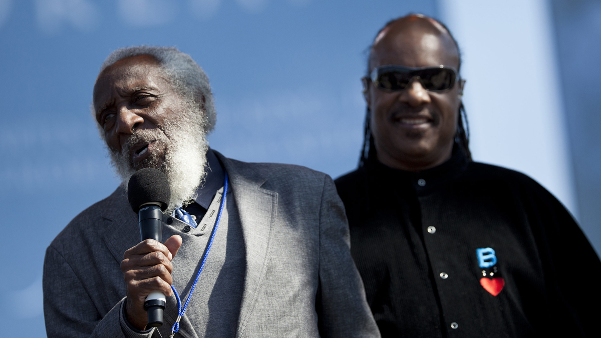 18 de agosto, 2017 - Muere el comediante y activista norteamericano Dick Gregory, a los 84 años. Gregory, en la foto junto al músico Stevie Wonder, rompió las barreras raciales en la década de 1960 y utilizó el humor para esparcir mensajes de justicia social y salud nutricional. Más tarde se convirtió en un comprometido activista.