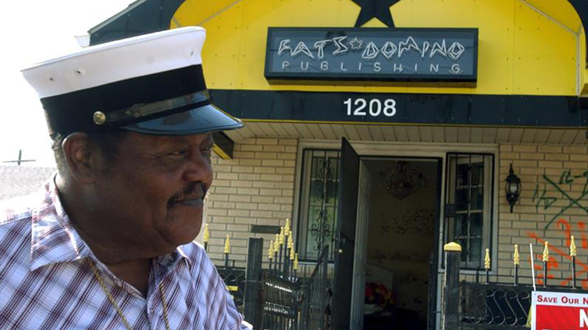El legendario pianista y cantante Antoine "Fats" Domino, considerado uno de los padres del rock and roll en la década de 1950 y 1960, falleció el martes a los 89 años de edad en Nueva Orleans, informaron hoy sus familiares. Domino, autor de éxitos como "Blueberry Hill" y "Ain't That a Shame", vendió más de 65 millones de discos a lo largo de su carrera, y recibió un Grammy en 1987 por su trayectoria.