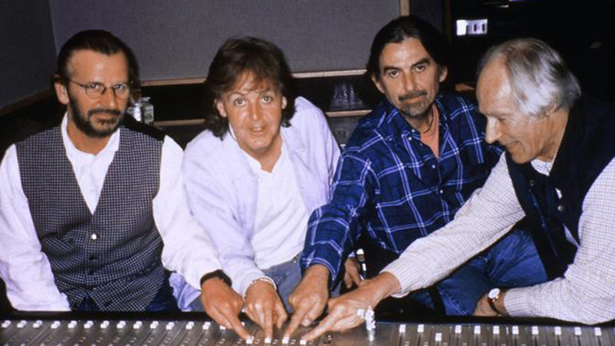 El mítico productor de The Beatles, George Martin, falleció a los 90 años el 8 de marzo de 2016. En la foto, Ringo Starr, Paul McCartney, George Harrison y el productor George Martin, en los estudios de Abbey Road en Londres (EFE/Archivo).