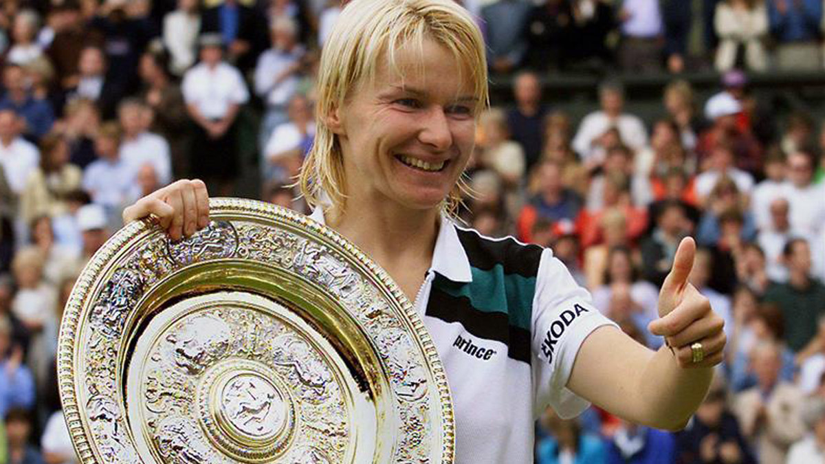 19 DE NOVIEMBRE, 2017 - La leyenda checa del tenis y ex número 2 del mundo Jana Novotna, de 49 años, falleció el domimgo tras una seria enfermedad, informó este lunes la familia de la jugadora a la agencia CTK. Tuvo 24 títulos individuales y 76 en dobles, antes de retirarse en 1999, con 31 años. En 1988 ganó su primera "ensaladera" de la Copa Federación, en 1997 el Torneo de Maestros y en 1998 batió a la francesa Nathalie Tauziat en la final de Wimbledon, para poner el broche a su carrera deportiva.