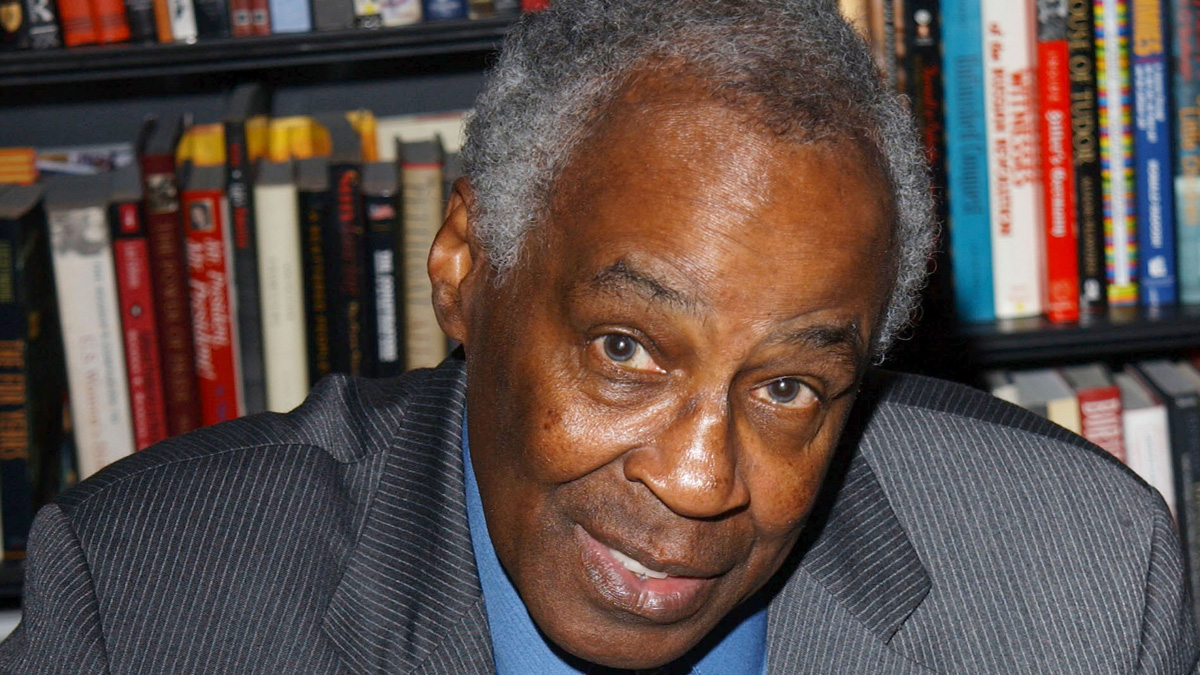 Robert Guillaume, quien ganó premios Emmy por su trabajo en las series de comedia “Soap” y “Benson”, falleció el martes a los 89 años. Mientras trabajaba en “Guys and Dolls” fue invitado a audicionar para el papel de Benson, el ácido mayordomo de la mansión de un gobernador en “Soap”, una serie de comedia que parodiaba las telenovelas. El personaje fue tan popular que ABC lanzó la serie derivada “Benson”, que se transmitió de 1979 a 1986 e hizo a Guillaume rico y famoso.