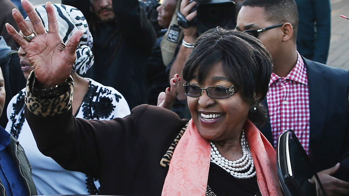 Lunes 2 de abril, 2018 - La activista Winnie Madikizela-Mandela, segunda esposa del expresidente sudafricano Nelson Mandela, falleció a los 81 años, según confirmó su familia. Winnie y Nelson Mandela se separaron en 1992, dos años después de la salida de "Madiba" de la cárcel -tras 27 años preso- y dos años antes de que él se convirtiera en el primer presidente negro de Sudáfrica. Fue diputada y funcionaria y estuvo implicada en denuncias por corrupción.