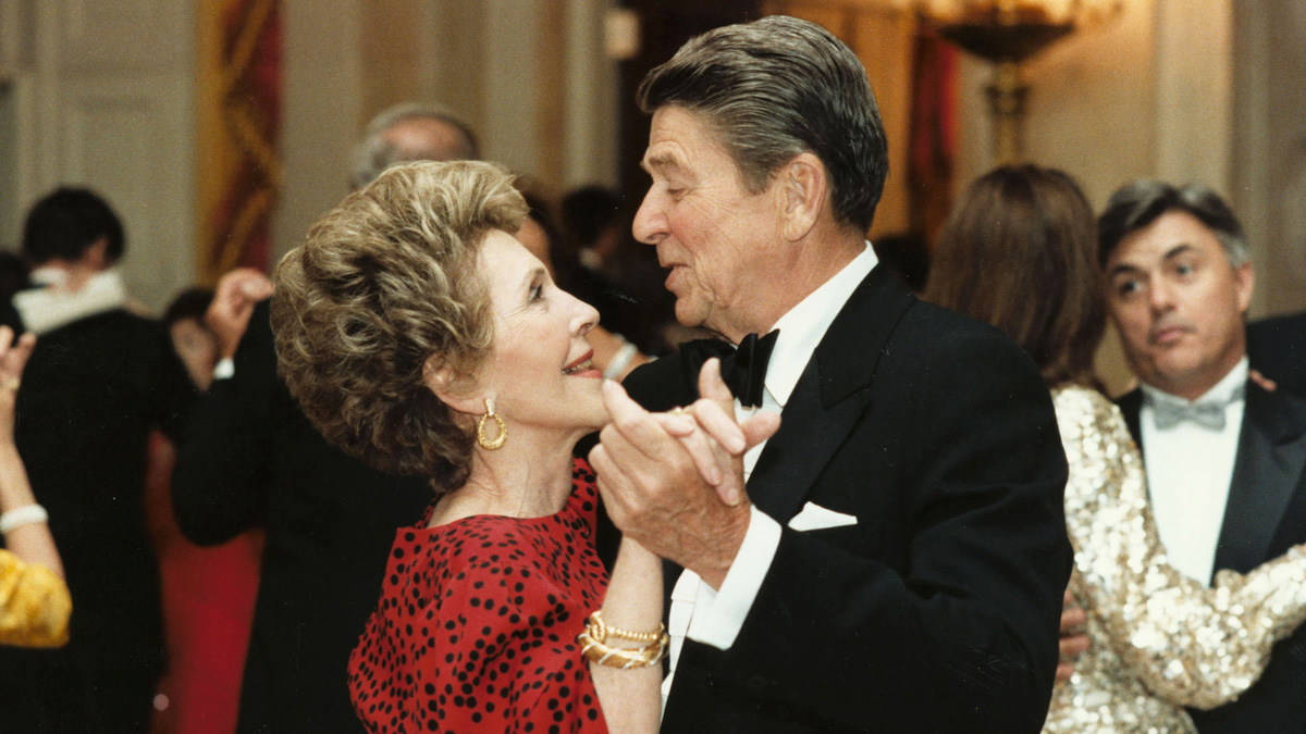 Nancy Reagan, junto a su esposo, el presidente Ronald Reagan. La exprimera dama falleció el domingo 6 de marzo de 2016 a los 94 años (foto de archivo).