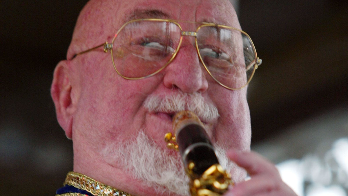 El clarinetista Pete Fountain, cuyo virtuosismo en el jazz de Dixieland e incontenible ingenio le granjearon el cariño en su natal Nueva Orleans y décadas de fama televisiva nacional, murió el sábado 6 de agosto, 2016, de insuficiencia cardiaca. Tenía 86 años.